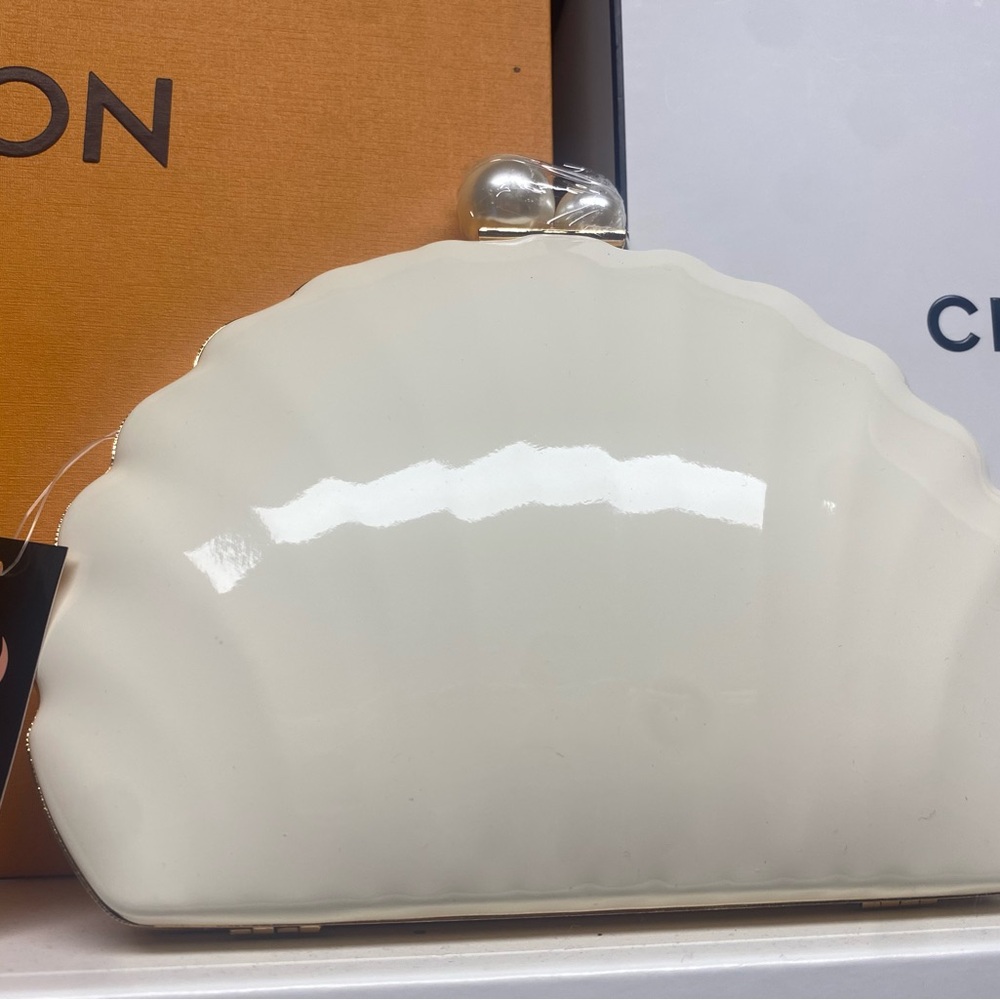 Nwt Mina Clam-Shell Faux-Pearl Clutch Handbag with detachable gold chain